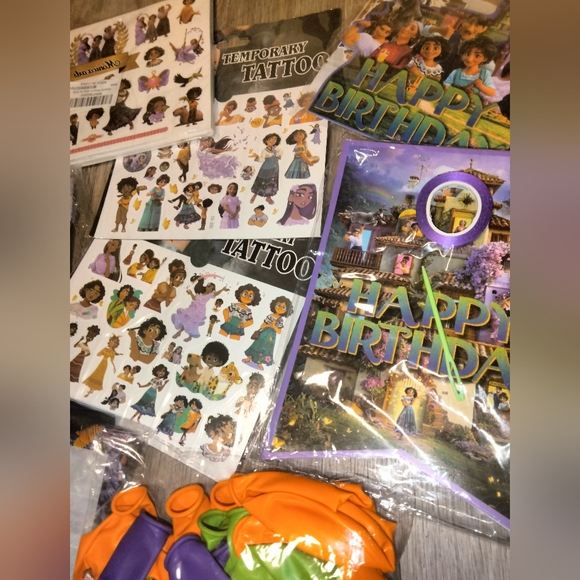 Encanto Birthday Party Supplies Bundle NWT - Picture 2 of 3